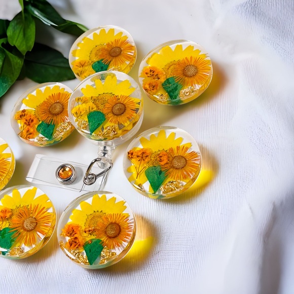 Badge holder for teachers and medical students. Hand-made with real flowers. - Picture 6 of 8